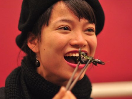 มาฮานอยลิ้มลองอาหารแมลงกัน